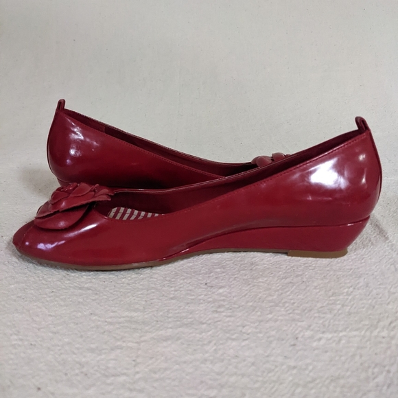 Red Slip On Sz 7 Flower Peep Toe Comfort Low Wedge Shiney Patent Coastal Grandma - Picture 13 of 16